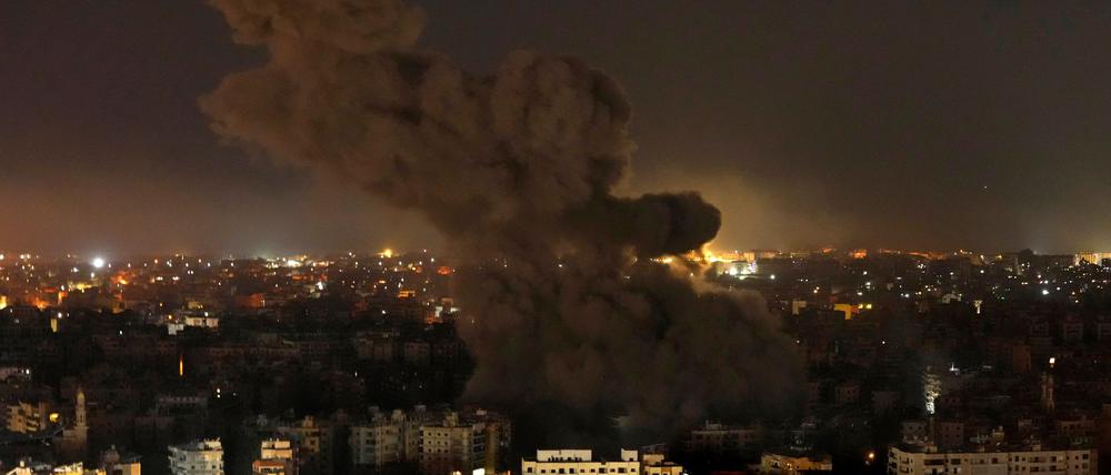 Rauch steigt nach einem israelischen Luftangriff in einem Vorort Beiruts auf.