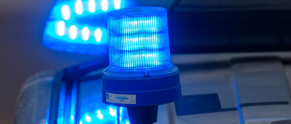 Ein Fußgänger wurde bei einem Unfall mit einem Auto schwer verletzt. (Symbolbild)