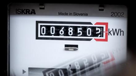 Ein Stromzähler zeigt in einem Mietshaus die verbrauchten Kilowattstunden an.