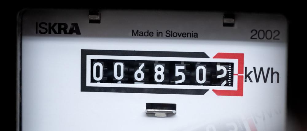 Ein Stromzähler zeigt in einem Mietshaus die verbrauchten Kilowattstunden an.