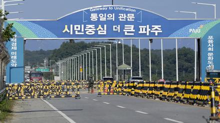 9.10.2024, Südkorea: Barrikaden stehen in der Nähe der Vereinigungsbrücke, die nach Panmunjom in der entmilitarisierten Zone in Paju führt.