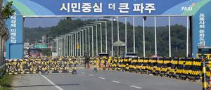 9.10.2024, Südkorea: Barrikaden stehen in der Nähe der Vereinigungsbrücke, die nach Panmunjom in der entmilitarisierten Zone in Paju führt.