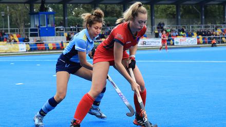 Seit der vergangenen Saison spielt sowohl der Berliner HC (in Rot) als auch die Zehlendorfer Wespen in der ersten Hockey-Bundesliga der Frauen. In der Tabelle belegen sie aktuell den drittletzten und den letzten Platz.