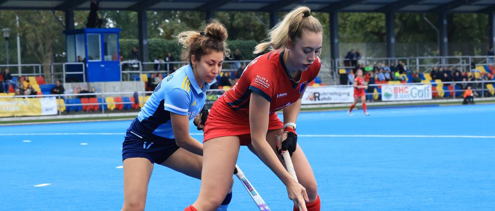 Seit der vergangenen Saison spielt sowohl der Berliner HC (in Rot) als auch die Zehlendorfer Wespen in der ersten Hockey-Bundesliga der Frauen. In der Tabelle belegen sie aktuell den drittletzten und den letzten Platz.