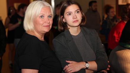 Die Landesvorsitzenden von Bündnis 90/Die Grünen, Alexandra Pichl (l.) und Hanna Große Holtrup am 22. September bei der Wahlparty in Potsdam.