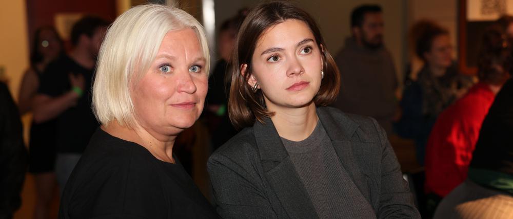 Die Landesvorsitzenden von Bündnis 90/Die Grünen, Alexandra Pichl (l.) und Hanna Große Holtrup am 22. September bei der Wahlparty in Potsdam.