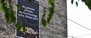 „Wir gedenken der Opfer des Terroranschlags vom 9. Oktober 2019“ - dieses Plakat hängt gerade am Roten Turm des Marktplatzes von Halle.