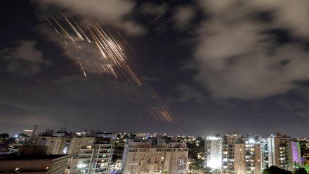 Über der israelischen Stadt Aschkelon fängt die Luftabwehr iranische Raketen ab.