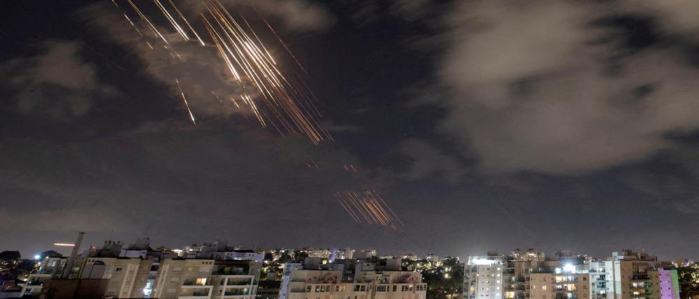 Über der israelischen Stadt Aschkelon fängt die Luftabwehr iranische Raketen ab.