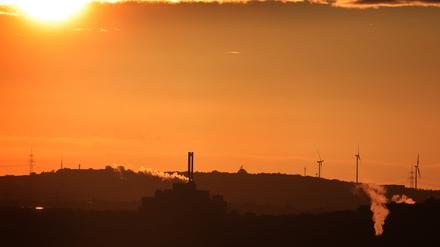 Bayern, Würzburg: Das Müllheizkraftwerk steht im Sonnenaufgang.