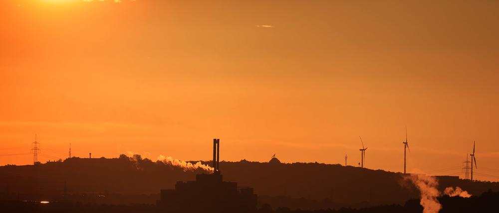 Bayern, Würzburg: Das Müllheizkraftwerk steht im Sonnenaufgang.