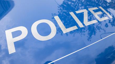 Der Schriftzug ·Polizei· ist auf einem Streifenwagen zu lesen. (Symbolbild)