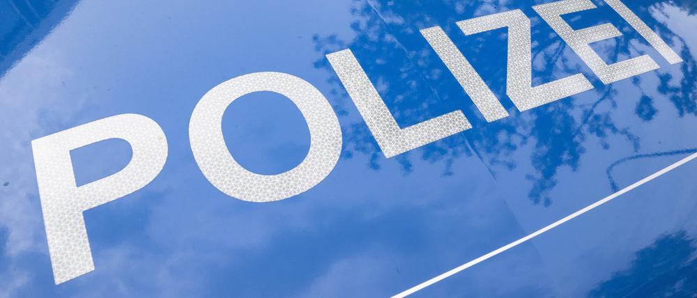 Der Schriftzug Polizei ist auf einem Streifenwagen zu lesen. (Symbolbild)