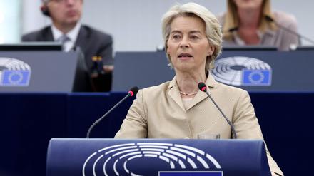 Die Präsidentin der Europäischen Kommission, Ursula von der Leyen, hält eine Rede während einer Debatte über die Vorstellung des Programms für die sechsmonatige Ratspräsidentschaft Ungarns im Rahmen einer Plenarsitzung im Europäischen Parlament in Straßburg.