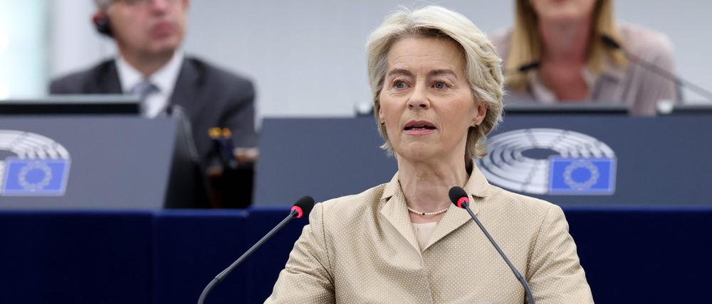 Die Präsidentin der Europäischen Kommission, Ursula von der Leyen, hält eine Rede während einer Debatte über die Vorstellung des Programms für die sechsmonatige Ratspräsidentschaft Ungarns im Rahmen einer Plenarsitzung im Europäischen Parlament in Straßburg.