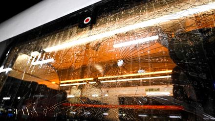 Dieses Foto, aufgenommen am 8. Oktober 2024 am Hauptbahnhof in Dortmund, zeigt Löcher in einem Fenster eines ICE-Hochgeschwindigkeitszuges der Deutschen Bahn.