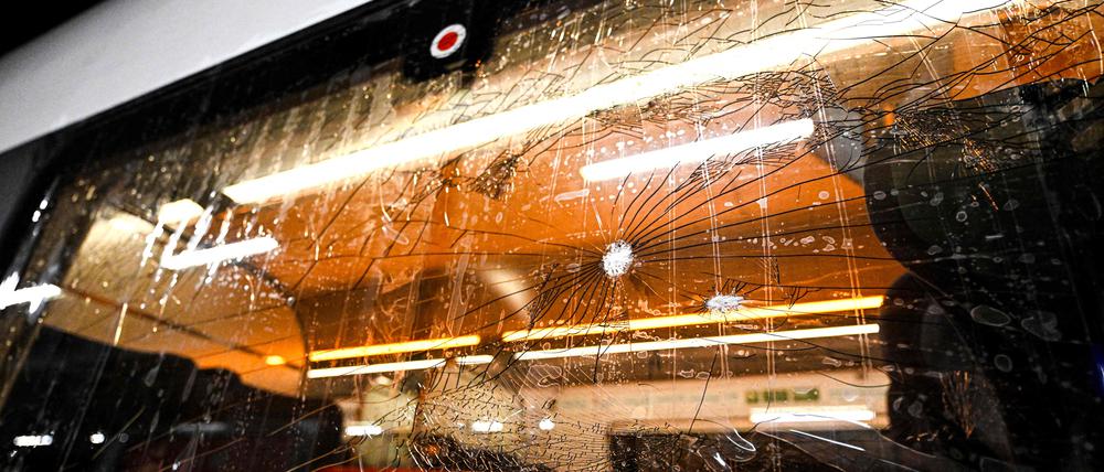 Dieses Foto, aufgenommen am 8. Oktober 2024 am Hauptbahnhof in Dortmund, zeigt Löcher in einem Fenster eines ICE-Hochgeschwindigkeitszuges der Deutschen Bahn.