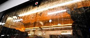 Dieses Foto, aufgenommen am 8. Oktober 2024 am Hauptbahnhof in Dortmund, zeigt Löcher in einem Fenster eines ICE-Hochgeschwindigkeitszuges der Deutschen Bahn.