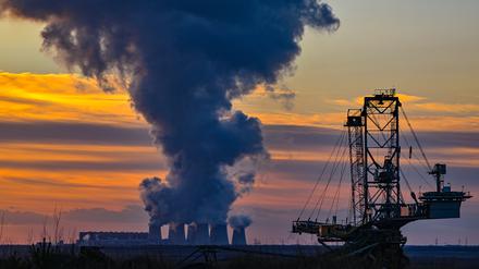 Wasserdampf steigt im Sonnenuntergang am frühen Abend aus den Kühltürmen des Braunkohlekraftwerks Jänschwalde. (zu dpa: «Sieben Braunkohle-Blöcke stehen vor endgültiger Stilllegung») +++ dpa-Bildfunk +++