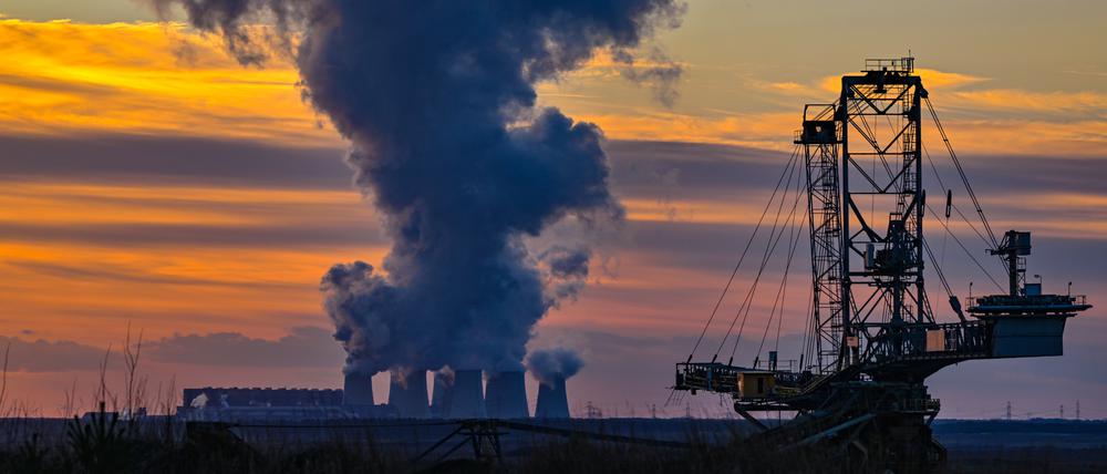 Wasserdampf steigt im Sonnenuntergang am frühen Abend aus den Kühltürmen des Braunkohlekraftwerks Jänschwalde.