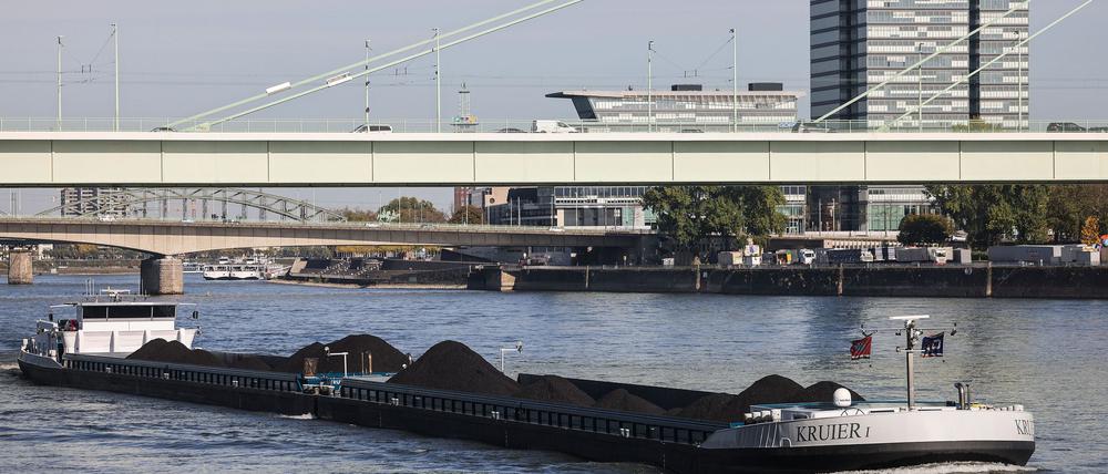 Binnenschiffe werden wegen der Transformation zur Klimaneutralität künftig weniger Kohle und Öl transportieren.