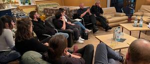Christian Hylla, Leiter der Polizeiinspektion Potsdam, und Juliane Mutschischk, Leiterin des Sachgebiets Prävention, beim Talk im „Club 91“ in Potsdam-West.