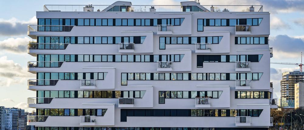 Am Berliner Osthafen sind in den vergangenen Jahren viele Luxus-Wohnungen entstanden.