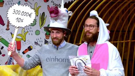 Im Einhorn-Kostüm führten Waldemar Zeiler und Philip Siefer ihren Kondom-Pitch in der zweiten Staffel auf.