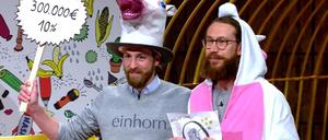 Im Einhorn-Kostüm führten Waldemar Zeiler und Philip Siefer ihren Kondom-Pitch in der zweiten Staffel auf.