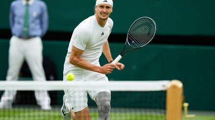 Linienrichter wie hier im Hintergrund von Alexander Zverev wird es in Wimbledon künftig nicht mehr geben.
