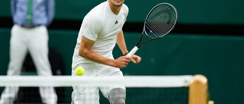 Linienrichter wie hier im Hintergrund von Alexander Zverev wird es in Wimbledon künftig nicht mehr geben.
