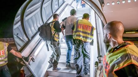 Abschiebungen in Krisenländern gehören zu den umstrittensten Kapiteln der Flüchtlingspolitik: Hier begleiten Polizeibeamte einen Afghanen auf dem Flughafen Leipzig-Halle in ein Charterflugzeug.