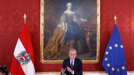 Österreichs Bundespräsident gibt ein Statement ab. 