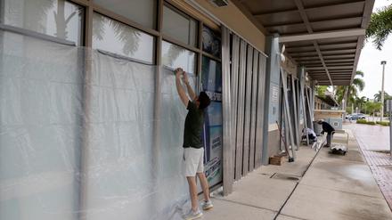 Menschen sichern ihre Geschäfte, während der Hurrikan „Milton“ sich Fort Myers, Florida, USA, nähert, 8. Oktober 2024. 