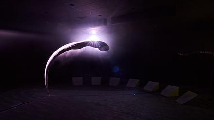 Das Duo LABOUR (Farahnaz Hatam und Colin Hacklander) schuf für den Kinosaal der Foundation einen „Tower of Silence“. In der Raummitte schwebt eine Skulptur wie ein riesiger Schnabel über den Köpfen.