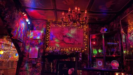 Ein Foto von Gunter Trube, wie er neben Claudia Schiffer posiert, hängt schräg gegenüber der Bar in goldenem Rahmen vor der nikotinbelasteten Teppich-Verkleidung.