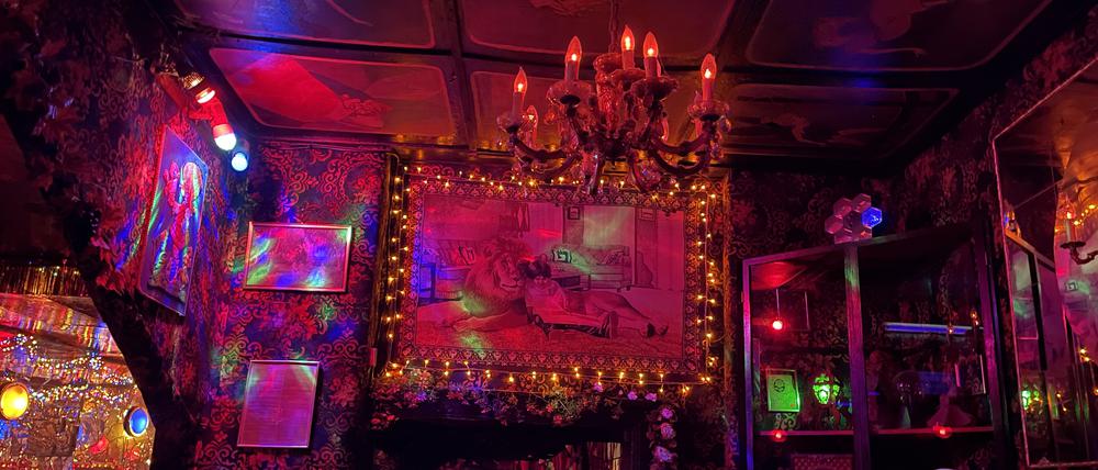 Ein Foto von Gunter Trube, wie er neben Claudia Schiffer posiert, hängt schräg gegenüber der Bar in goldenem Rahmen vor der nikotinbelasteten Teppich-Verkleidung.