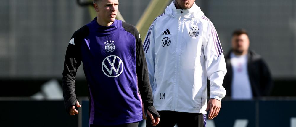 Bundestrainer Julian Nagelsmann (r) schaut bei Sturm-Kandiat Jonathan Burkardt genau hin.