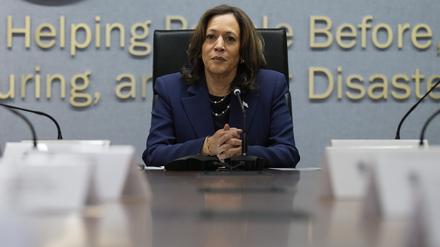 Die demokratische US-Präsidentschaftskandidatin Kamala Harris bei einer Besprechung im Fema-Hauptquartier in Washington über die Wiederaufbau- und Hilfsmaßnahmen nach dem Hurrikan „Helene“.