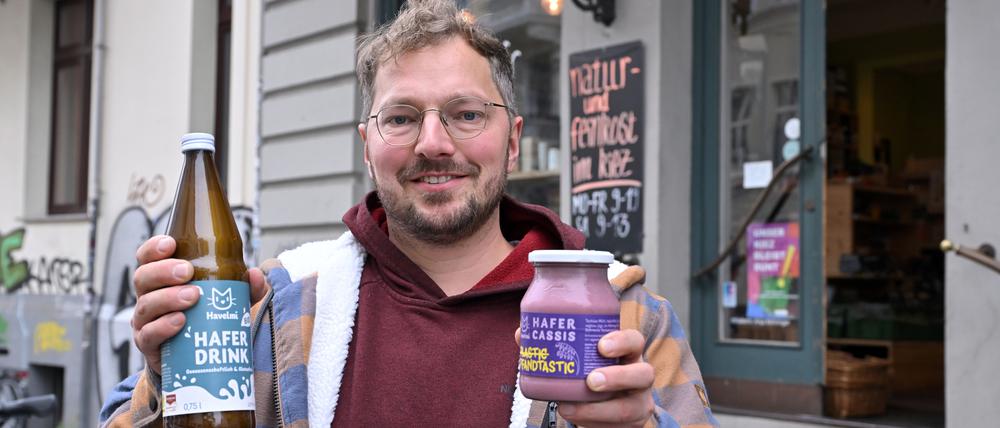 Achim Fießinger, Mitgründer von Havelmi, präsentiert Haferdrink und Hafer-Jogu vor dem Bio-Laden „Annies – Feine Kost im Kiez“ in Potsdam-West.