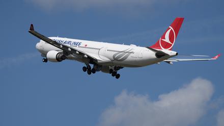 Ein Airbus A330-300 der Fluggesellschaft Turkish Airlines startet vom Flughafen Berlin Brandenburg BER «Willy Brandt». 