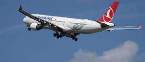 Ein Airbus A330-300 der Fluggesellschaft Turkish Airlines startet vom Flughafen Berlin-Brandenburg BER «Willy Brandt». 