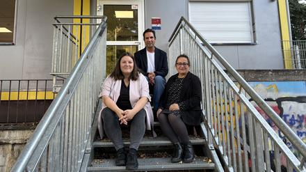 Sarah Nagel (Jugendstadträtin Neukölln, v.l.), Merih Ergün (h.l., n, Leiter des Antidiskriminierungsbereiches von Yekmal e.V.) und  Günay Darici (Geschäftsführerin von Yekmal e.V.) vor der neuen Anlaufstelle gegen Gewalt und Diskriminierung in Neukölln.