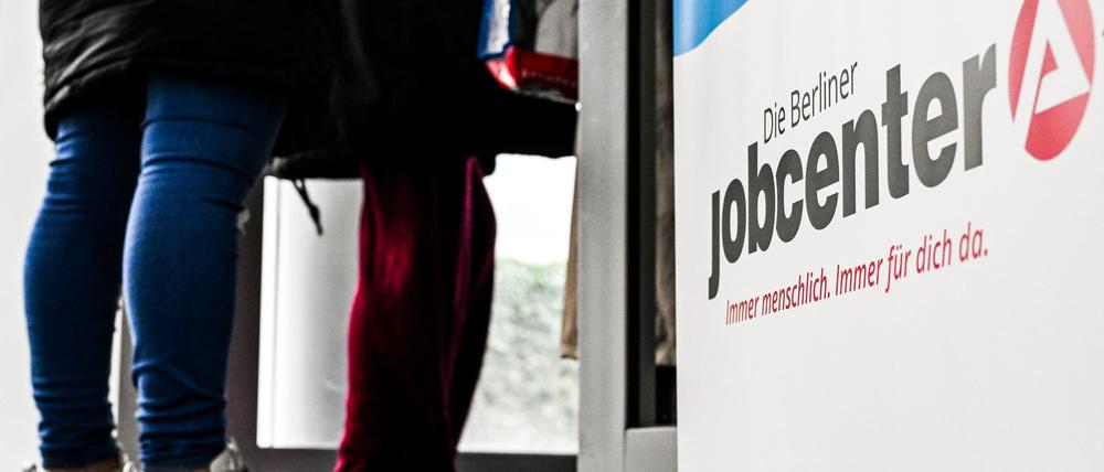 Aus den Ländern und von Verbänden gibt es erheblichen Widerstand gegen den Plan, manche Bürgergeld-Empfänger zum monatlichen Gang zum Jobcenter zu verpflichten. (Symbolbild)