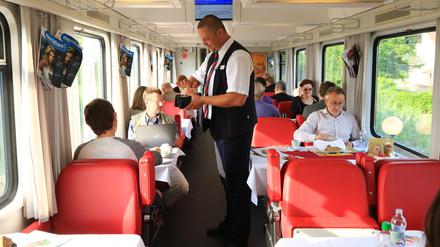 Kellner Vratislav im tschechischen Speisewagen auf der Fahrt nach Prag (Archivbild)