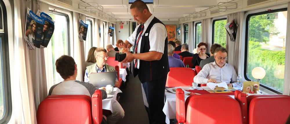 Kellner Vratislav im tschechischen Speisewagen auf der Fahrt nach Prag (Archivbild)