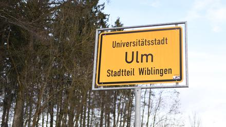 Baden-Württemberg, Ulm-Wiblingen. Dort soll in einem Waldstück ein 15-Jähriger seine gleichaltrige Freundin so sehr gewürgt haben, dass sie an den Folgen starb.