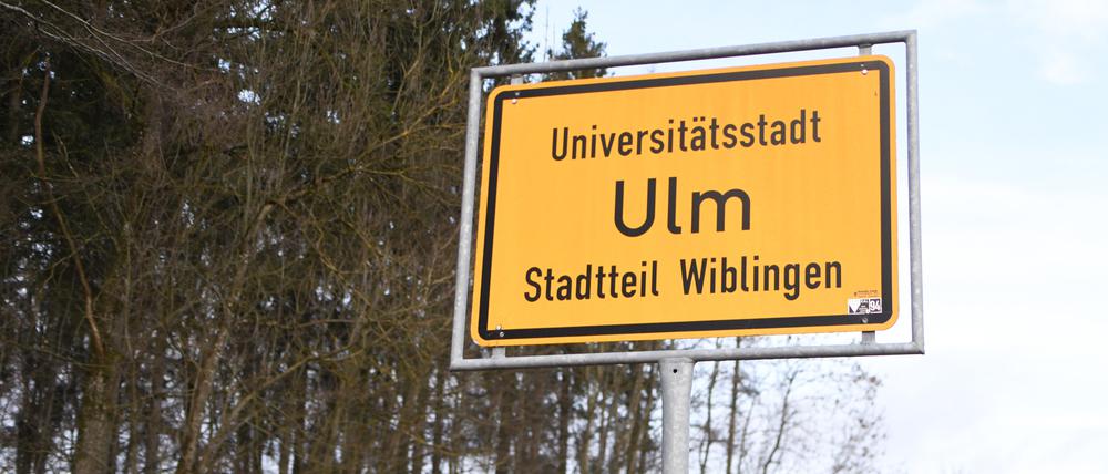 Baden-Württemberg, Ulm-Wiblingen. Dort soll in einem Waldstück ein 15-Jähriger seine gleichaltrige Freundin so sehr gewürgt haben, dass sie an den Folgen starb.