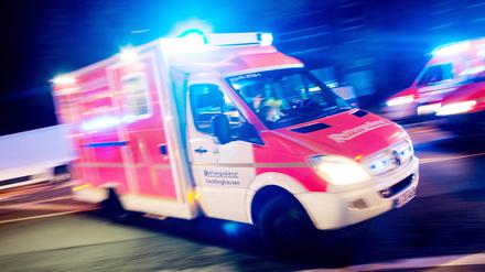  Ein Rettungswagen der Feuerwehr fährt mit Blaulicht durch eine Straße (Symbolbild)