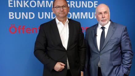 Frank Werneke (l.), Vorsitzender der Gewerkschaft Verdi, und Ulrich Silberbach, dbb Beamtenbund, beantworten auf einer Pressekonferenz der Gewerkschaften zu Forderungen für die Tarifverhandlungen im öffentlichen Dienst von Bund und Kommunen Fragen von Journalisten.